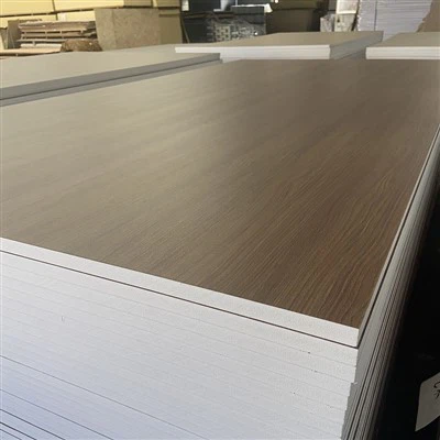 PVC가 폼 보드에 직면했습니다